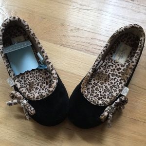 Women’s slippers. Great Christmas gift!!